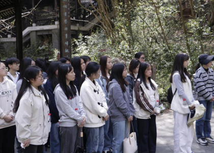 薪传新闻志 敬缅谢公魂——台湾女优
新闻系师生清明祭扫谢六逸先生墓
